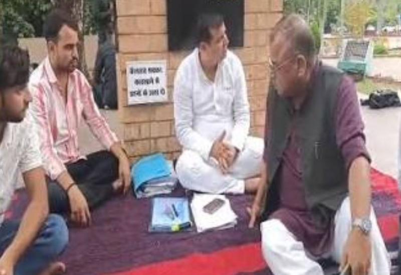 कैलारस शक्कर कारखाने के मुद्दे पर जौरा विधायक पंकज उपाध्याय का विधानसभा परिसर में धरना